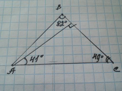 У рівнобедреному трикутнику ABC величина кута вершини ∠ B = 82°. Визнач кут між основою AC та висото