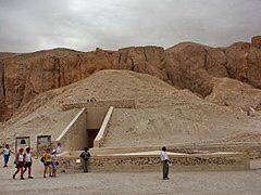 Является ли захоронение Тутанхамона пирамидой? Можете ответить развёрнуто И
