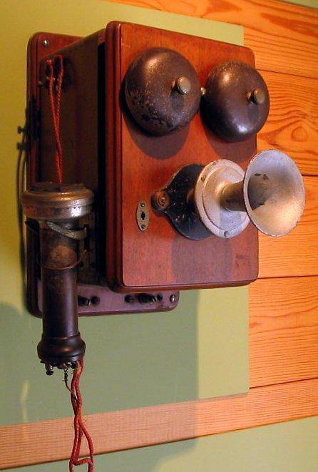 Кокой был самый первый телефон?