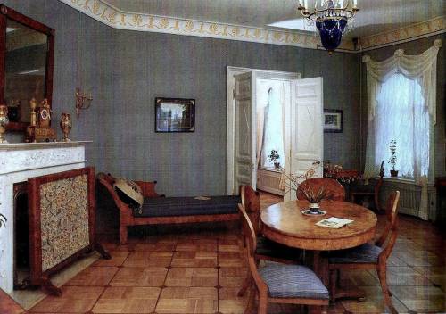 Как выглядела занавес в комнате , где родился Пушкин​