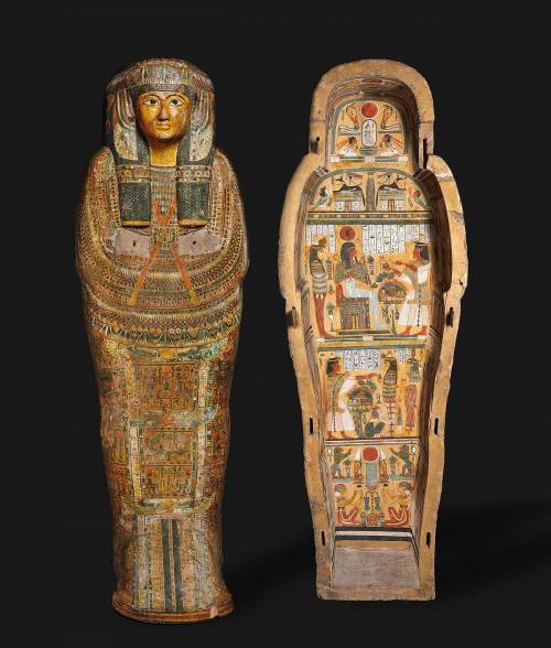 Гроб в виде человеческой фигуры, украшенный рисунками и надписями повозка саркофаг