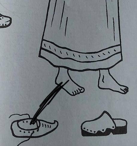 4. Подбери обувь, которая подходитдевушки. Отметь нужный образец красной точкой.​