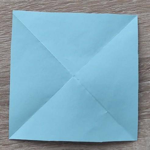 Вырежи квадрат со стороной 12 см. Раздели его перегибаем на четыре равных треугольник​