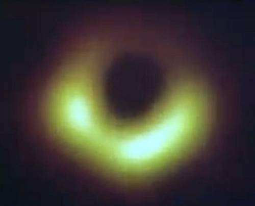 Есть ли настоящие фотографии черной дыры? В интернете нашел только одну.